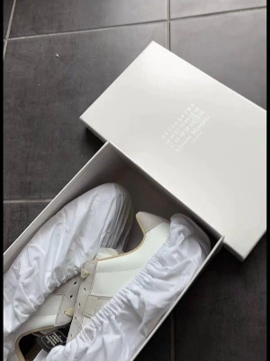 Maison margiela st 39 - Använda någon få gång maison margiela skor vit gråa. Äkta. Pris kan diskuteras vid snabb affär säljer billigt för vill ha pengar snabbt 