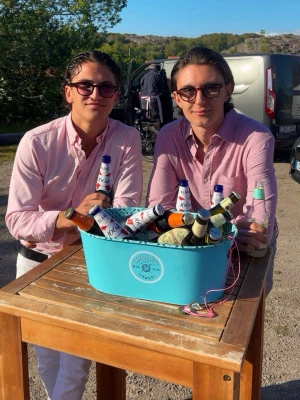 Solglasögon - Tja! Jag har ett solglasögon företag, har 4 olika färger och helt nya! Finns även på sociala medier där jag heter: sunvibecompany 