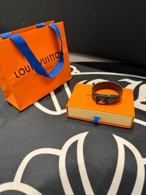 lLv black bracelet - Never used, in amazing condition. Ask DM for more questions and follow insta to join our giveaways!