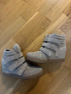 Beige kilklackade sneakers - Säljer Nellys beige wedge sneakers. Bra skick. Storlek 38.🤍