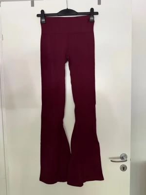 Flare tights vinröd - Storlek L. Aldrig använda. 