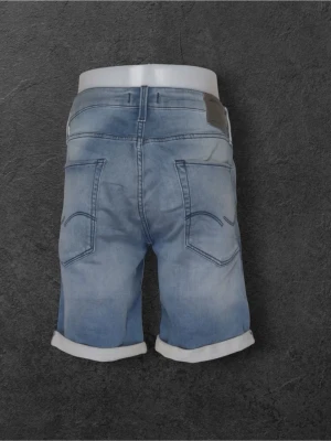Jack & Jones intelligence  - Säljer ett par snygga ljusblåa Jack & Jones jeans shorts som passar till mycket är i fint skick. Kan sprätta det uppvecklade vid förfrågan. Skriv vid frågor! Storlek:M