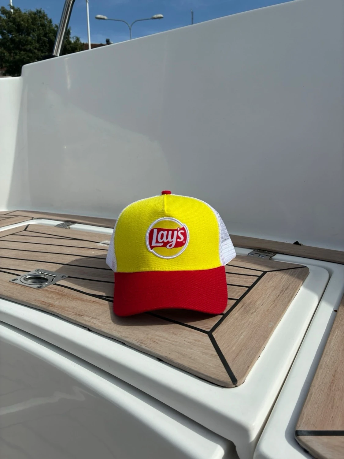 Lay's gul och röd keps