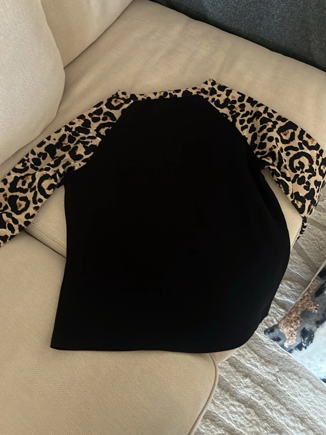 Svart topp med leopardärmar - 1