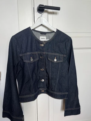Jeans jacka/tröja - Super fin jeans tröja eller jacka, man kan använda den som man själv känner för. Den är köpt på Kappahl, och är aldrig använd! Helt ny med prislapp och är i helt nytt skick🥰 nypris är 699kr