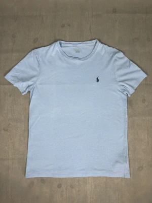 Ralph Lauren tshirt - Ralph Lauren t-shirt Märke: Polo Ralph Lauren Storlek: M Passform: Custom Slimfit Färg: Ljusblå Skick: Bra Beskrivning: utan defekter Modellen på bilden: 183 cm / 75 kg