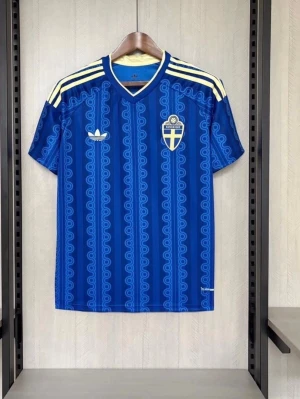 Blå Sverige fotbollströja Adidas - Skriv vilken storlek ni ska ha. Finns med tryck med!