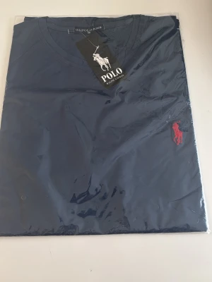 T-shirt - En oanvänd T-shirt skriv om ni vill ha mer information eller mer bilder 