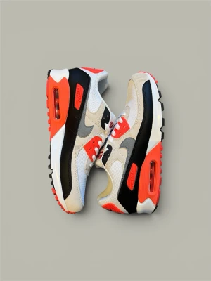 Nike Air Max 90 Infrared sneakers - Nike Air Max 90 sneakers i färgerna vit, grå, svart och infrared-röd. Skorna har mesh och mockadetaljer, synlig Air Max-dämpning i sulan och klassisk Swoosh på sidan. Tidlös siluett med retrovibbar och coola färgblock. Skorna är knappt använda och är i strl 43. (De är ej original)