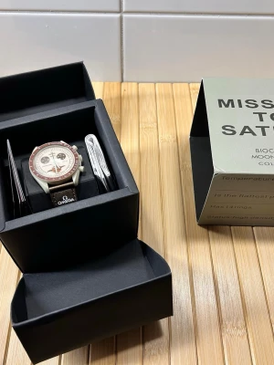 Omega x Swatch Mission to Saturn - Säljer nu min Omega x Swatch Mission to Saturn från Bioceramic MoonSwatch-kollektionen. Fint skick och snålt använd.