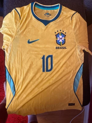 Brasilien hemmatröja vm neymar jr 10  - Behöver jag säga något. KÖP INNAN DEN ÄR SLUT!!!