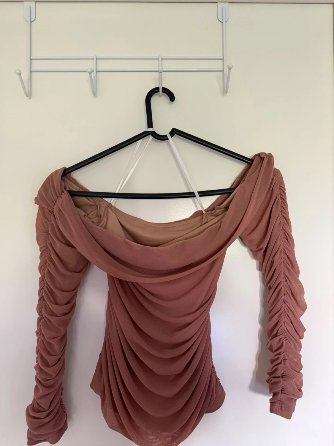 Rosa offshoulder topp med drapering
