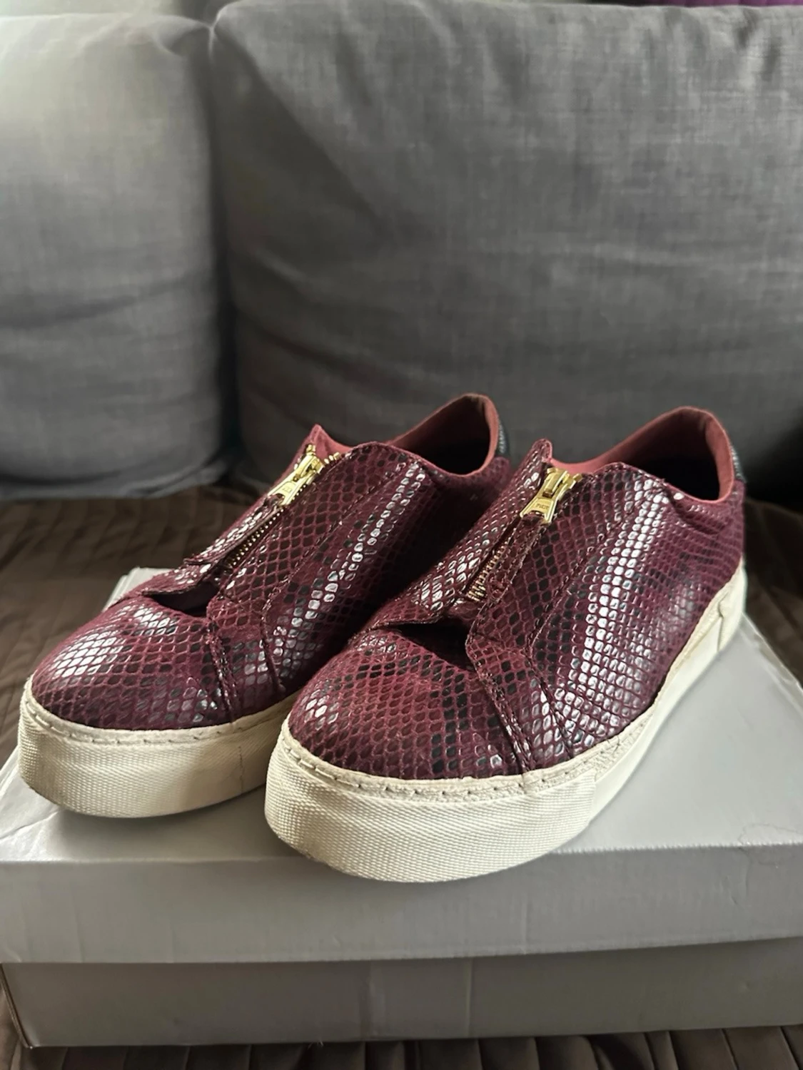 Vinröda sneakers med ormmönster - 1