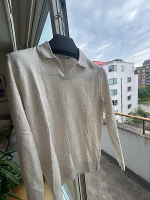 Ljusbeige tröja med krage från Jules - Snygg ljusbeige långärmad tröja från Jules med klassisk krage och smal passform. Tröjan är tillverkad i ett mjukt och tunt material som känns skönt mot huden. Pris kan diskuteras!