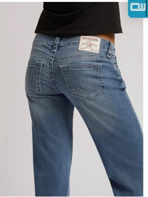 True Religion Sarah Low Rise Straight   - True Religion jeans i modellen Sarah Low Rise Straight i färgen Medium Wash 2 i storlek 25! Säljer för att dem är för stora för mig. Jag har knappt använt dem så inprincip i nyskick ❤️ 