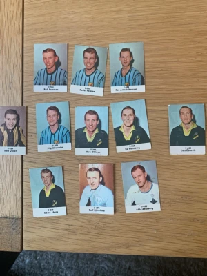 1967 Allsvenskan Fotbollskort - Säljer en samling vintage fotbollsstjärnor samlarkort från AB Cartoförlaget. Korten har färgbilder på olika svenska fotbollsspelare och information på baksidan. Perfekt för dig som gillar retro och fotbollshistoria.