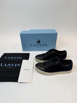 Lanvin Captoe  - Hej! Säljer nu dessa väldigt populära och eftertraktade lanvin skorna! Storlek UK 7 vilket motsvarar 41 EU storlek! Allt OG tillkommer vid köp, (box, dustbag)  Ny pris= 5000 kr Säljs för= 1999 kr