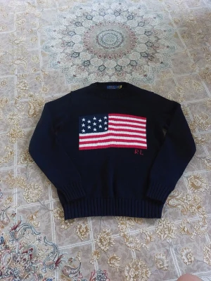 Ralph Lauren USA Stickad Tjock Tröja Mörk Blå M - Skick • Mycket bra skick, har varit använd ett par gånger. Jackan är som oanvänd.  Info • Tröjan är top kvalitet bomull material, perfekt för inför sommaren. 👍  Storlek • Medium  • Fraktar samma dag 📦 • Vid frågor eller pris offer, skriv gärna. Jag svarar snabbt 🥰
