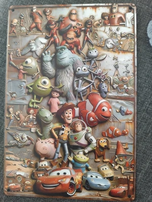 Metallskylt med Pixar-karaktärer - Cool metallskylt med färgglada motiv av kända Pixar-karaktärer som Buzz Lightyear, Woody, Blixten McQueen, Nemo och Sulley. Skylten har rundade hörn och fyra hål för enkel upphängning. Perfekt för att dekorera väggen i sovrummet eller spelhörnan.