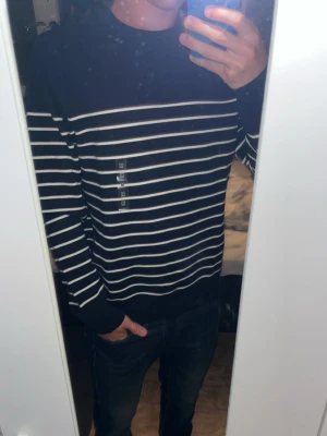 Randig tröja  - Randig tröja - UNIQLO - Storlek: M - Helt ny endast testad - Nypris: 499kr - Mitt pris: 299kr - hör av dig vid funderingar 💫