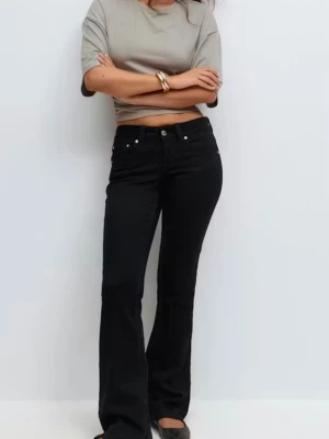 Svarta bootcut jeans från gina tricot - Modellen heter y2k low bootcut jeans. Det har blivit lite urtvättade så färgen är inte längre hel svart på alla ställen. Men de är i ett bra skick utom färgen då.