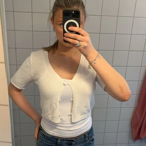 Bolero  - Super fin bolero, köpt här på Plick men är knappt använd utav mig💗superfin nu till sommaren💕