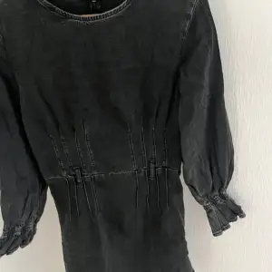 Säljer denna super fina svart/mörkgråa jeansklänning från Zara💞