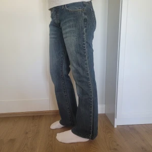 Zara TRF Jeans  - Lågmidjade jeans från Zara i mörkblått. Innerbenslängden: 74 cm midjemått: 84 cm. För referens så är jag 173cm. De är i gott skick. Vid frågor är det bara att skriva:)