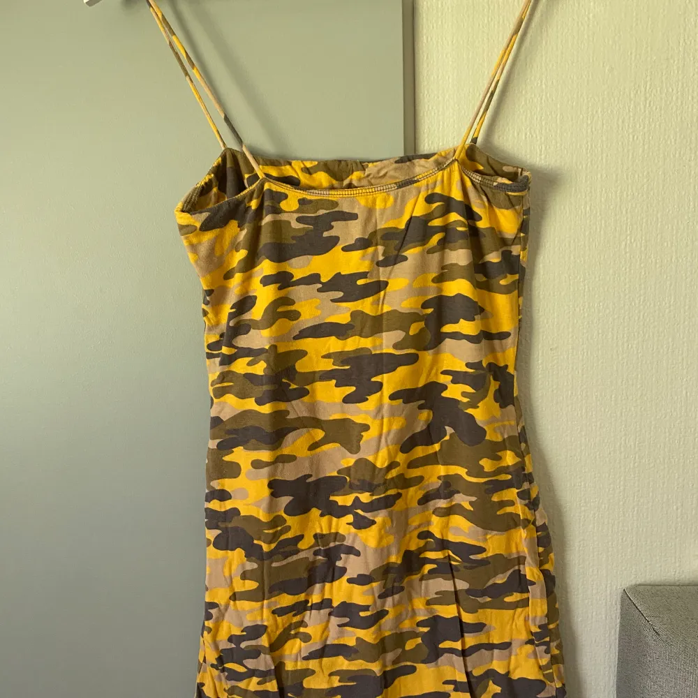 Snygg gul camouflage klänning. Tight och formgivande. Dubbelt tyg. Storlek S. Tror den kan vara köpt på Forever 21.. Klänningar.