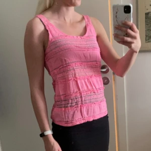 Rosa spetsline  - Superfint somrigt rosa linne i spets🎈 Det har legat i garderoben för länge och förtjänar ett nytt liv hos en ny ägare:  Linnet är fint i skick.   Stl XS men kan användas av en som har stl S.   