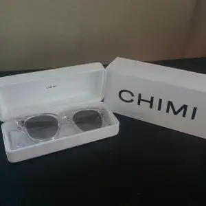 Ett par snygga CHIMI solglasögon perfekt inför sommaren. Använda cirka 1 år, men har inga defekter. Box samt fodral medföljer. Priset är inte hugget i sten ☀️DM vid intresse! 