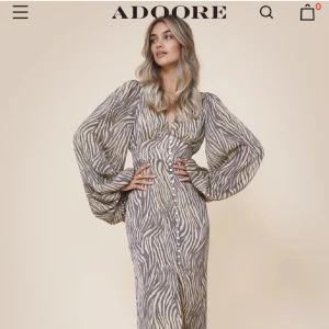 Adoore klänning - Jättefin klänning, helt oanvänd köptes på plick💕köp direkt 2000 annars kan du buda då de högsta budet får🤗