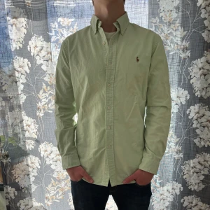 Ralph Lauren skjorta - Tja! Säljer nu denna sjukt snygga Ralph lauren skjorta i storlek S. Passar perfekt nu inför lite kallare grader. Skicket är 9/10, inga tydliga deffekter. Nypriset ligger på 1499 kr. Vid fler frågor/bilder är det bara att skriva!
