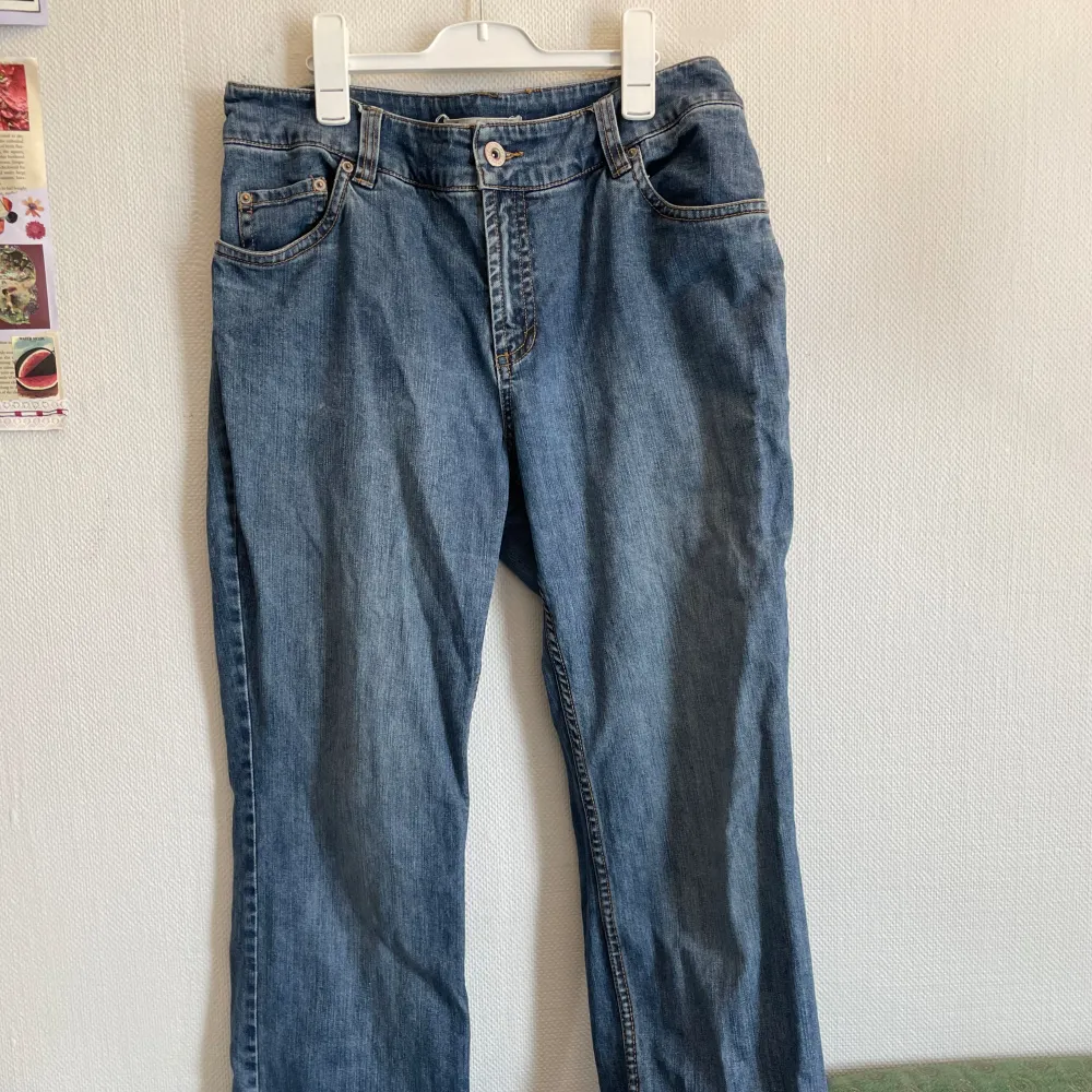fina blåa jeans köpta secondhand. knappt använda! . Jeans & Byxor.