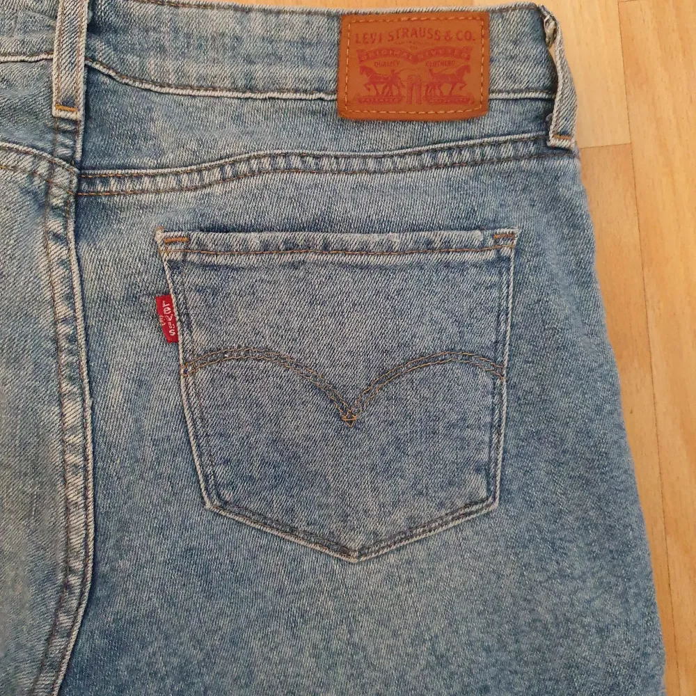 Lee och Levis jeans säljer då jag aldrig använder, endast använda några enstaka gånger. W28/L30. I mycket fint skick 300 kr per styck. Jeans & Byxor.