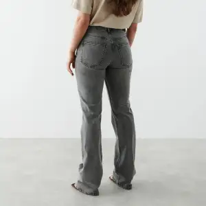 Högmidjade jeans från Gina, säljer då de inte kommer till användning. Har klippt av dem längst ner vid benen (skickar bild vid intresse) Skriv för fler bilder!!🩶