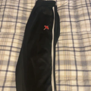 Axel arigato byxor  - Nypris 3000, jättebra skick använt ett fåtal gånger, säljer dom pga för små 