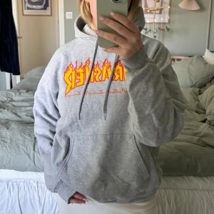 Thrasher hoodie  - Grå thrasher hoodie i fint men använt skick! Ser lite tråkig ut längst ner på ärmarna, se bild. 