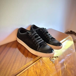 Lanvin 41-43 UK7 - Svarta lanvin skor i storlek UK 7, vilket motsvarar EU 41, men de är större i storleken och passar därmed även 42-43. De är knappt använda och är i väldigt bra skick, inga defekter förutom smuts på sulan. Säljer då jag missbedömde storleken. Inget OG