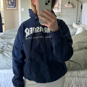 Blå thrasher hoodie - Blå Thrasher hoodie! Fint men använt skick.