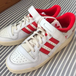 Skor Adidas forum low - Sneakers Adidas forum low storlek 44. Aldrig använda, endast provade. Pris 300kr. 