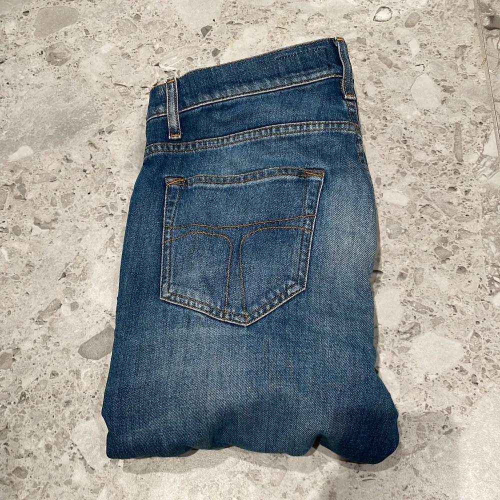 Hej! Vi säljer nu ett par riktigt snygga tiger of Sweden slim jeans | Strl: 29/30 Skick: 9/10 Retail: ca 1700kr | För ytterligare frågor är det bara att skriva 🔝🧨. Jeans & Byxor.