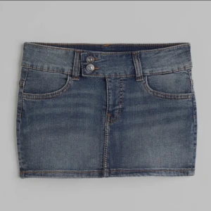 Lågmidjad kjol  - Fin kort Lågmidjad kjol från hm i storlek 40 men passar mig som har xs/s. Helt oanvänd! Skriv privat om funderingar 💛