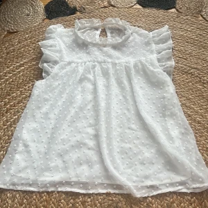 Vit blus  - Jätte fin och luftig vit blus i bra skick🤍