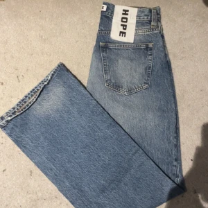 Hope beat jeans - Helt nya hope beat jeans, aldrig använda. Lappar o allt sitter fortfarande kvar. Nypris 1900, mitt pris 1199.  Hör av er vid funderingar!