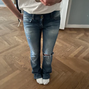 Så snygga jeans💖 - Jeansen är lite långa för mig som är 163 cm. En av knapparna är bort, men det är något som enkelt går att lösa!🩷
