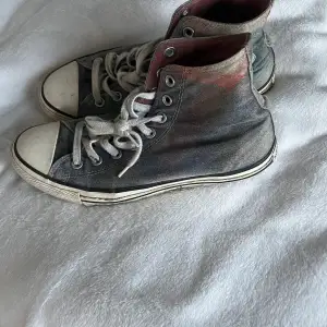 Snygga skor från converse limited edition/ collab. Ganska smutsiga med går säkert att tvätta. Pris kan diskuteras.