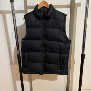 Everest Väst - Helt ny och oanvänd Everest väst, 10/10 skick. Nypris: 700kr. Riktigt snygg och bekväm, passar perfekt till våren och sommaren. Rekommenderar starkt!