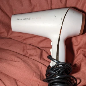 Remington hårfön  - Remington Proluxe Både varm och kall luft. Kan ändra styrkan i blåset tre olika nivåer