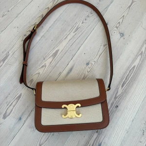 Celine Triomphe Bag - I textil och kalvskinn Storlek: 22 x 15,5 x 6 cm Färg: Natural/Tan